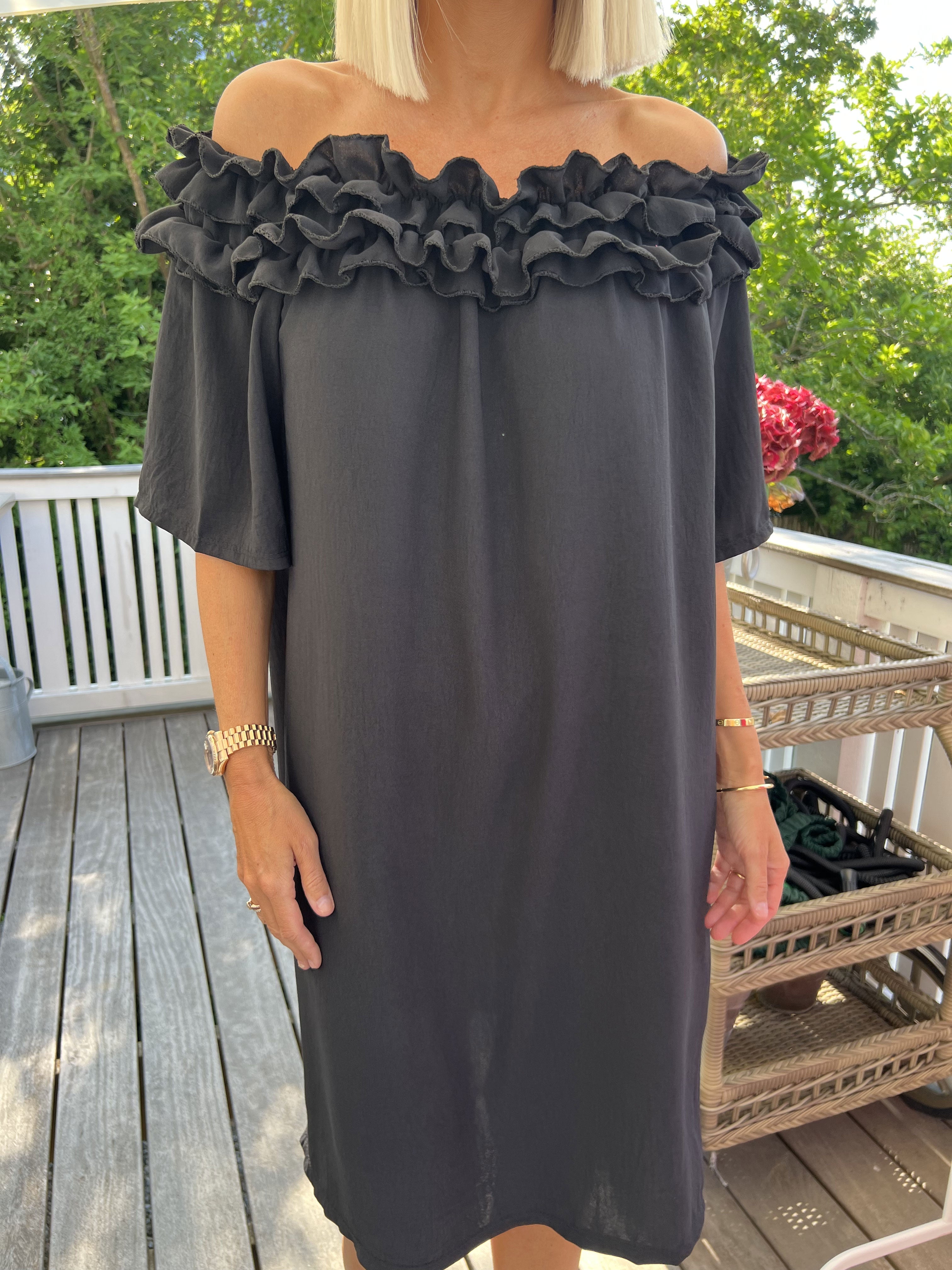 Chili Sleeveless Dress - Fin klänning med volanger i halsringningen